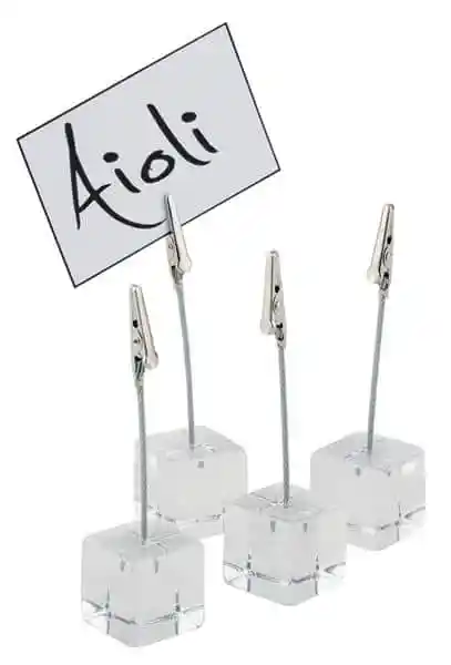 מעמד לשילוט שמות בסיס קוביה אקרילית וקליפס מתכת קפיצי. במארז 4 יח'